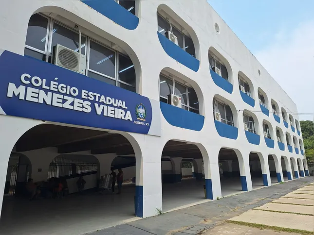 Fachada do Colégio Estadual Menezes Vieira
